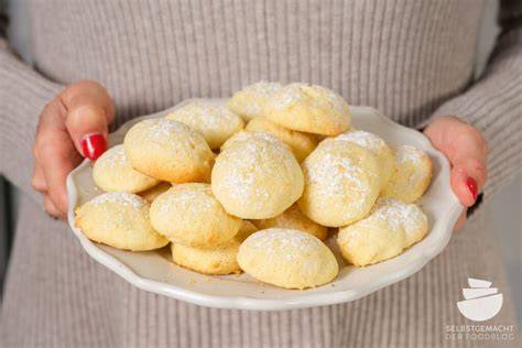 Käsekuchen-Plätzchen, verziert und angerichtet auf dem Kaffeetisch