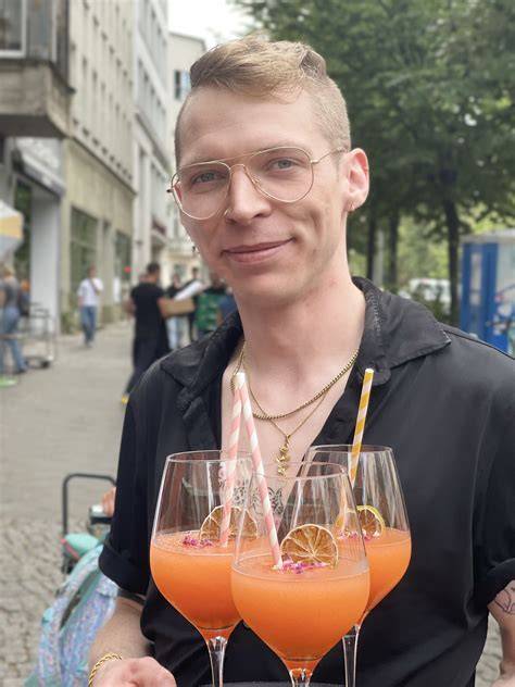 Käsekuchen-Schnaps auf Eis serviert