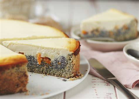 Käsekuchen-Schnitten aufgeschnitten und serviert