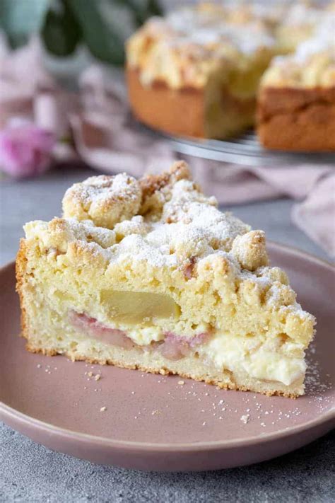 Käsekuchen-Stück mit Streuseln und frischem Obst, angeschnitten