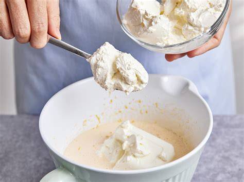 Käsekuchenmasse in der Schüssel, Zutaten für Füllung sichtbar