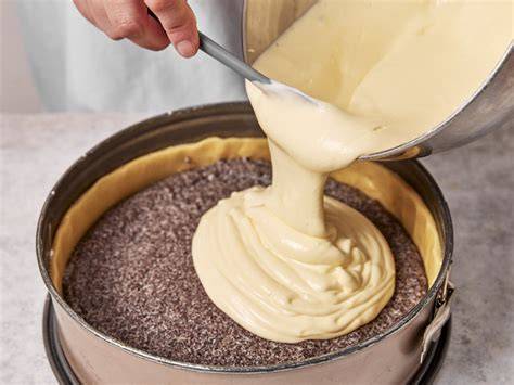 Käsekuchenmasse wird auf den Teig gestrichen