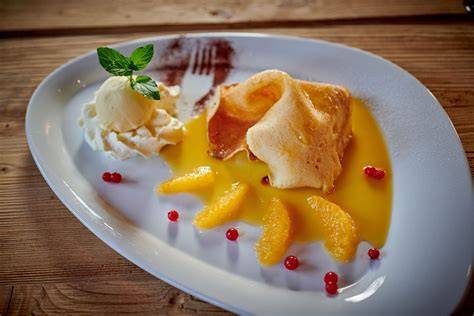 Käsekuchenscheiben auf Teller angerichtet