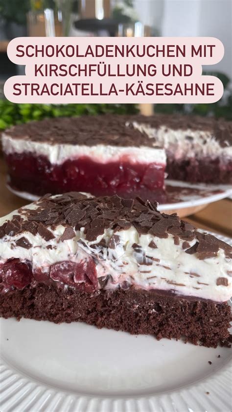 Käsekuchenschichten mit Kirschfüllung und Schokoladenteigboden in der Springform
