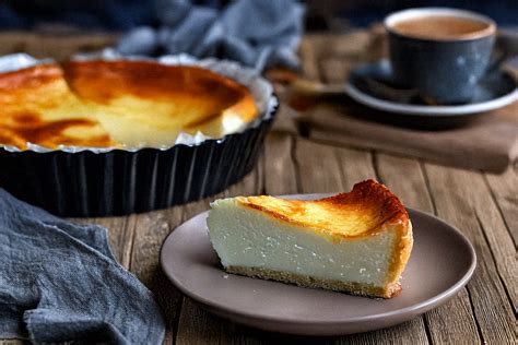 Käsekuchenstück Low Carb auf Dessertteller mit Zitrone im Hintergrund