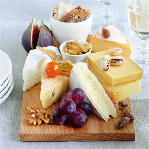 Käseplatte kombiniert mit Früchten und Marmelade - französische Inspiration