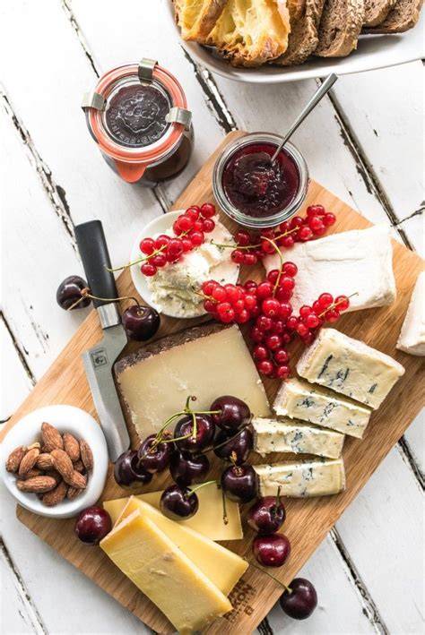 Käseplatte mit Feigenbrot und Marmelade