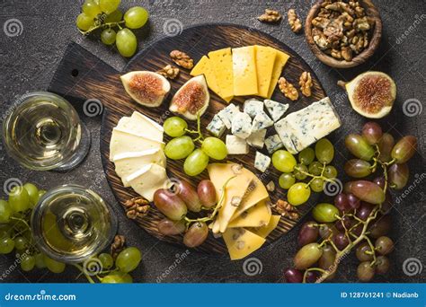 Käseplatte mit Kürbis-Feigen-Marmelade, Trauben und Nüssen