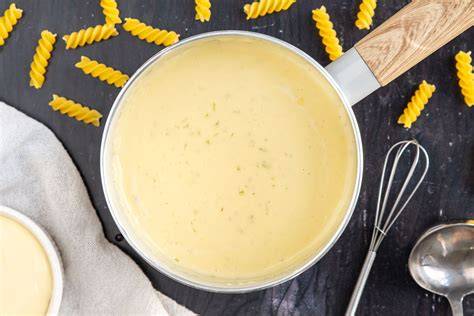 Käsesoße mit Trüffel in der Pfanne