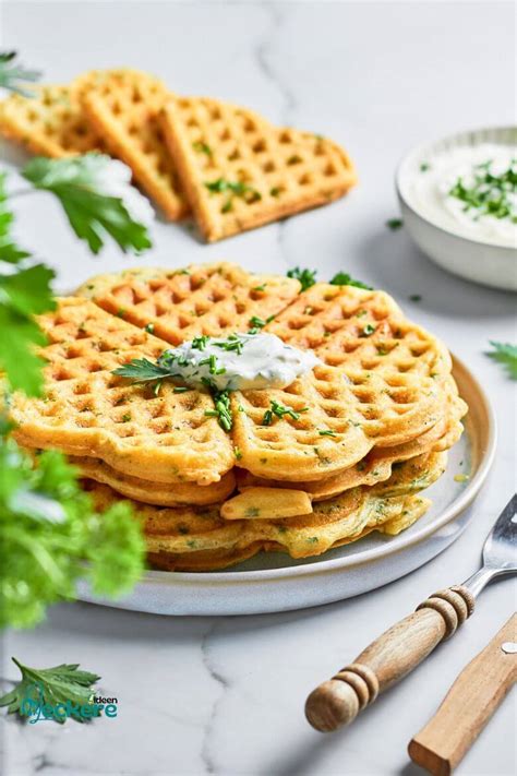 Käsewaffeln auf Teller mit Kräuterquark