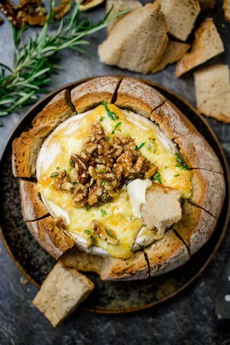 Käsiger Camembert, gebacken im Ofen, mit Honig und Brot
