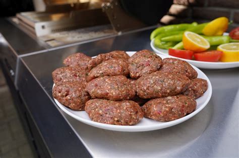 Köfte auf dem Grill mit gegrilltem Gemüse