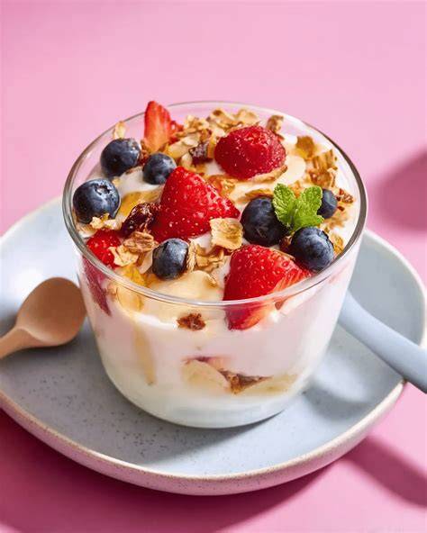 Körnige Granola-Streusel auf Joghurt und frischem Obst in einer Schale