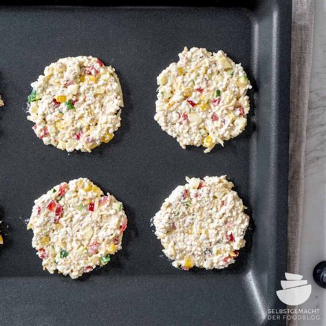 Körnige Hüttenkäsetaler auf einem Backblech
