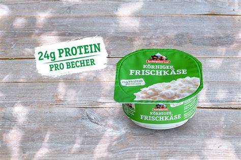 Körniger Frischkäse und Proteinpudding vermischt in einer Schale