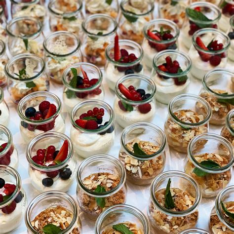 Köstliche Auswahl an Apfel-Desserts in kleinen Gläsern