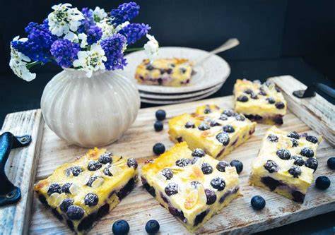Köstlicher Blechkuchen auf Kuchengitter mit Blaubeeren und Kokos