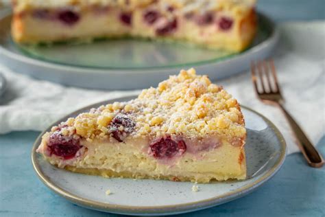 Köstlicher Kirsch-Quark-Kuchen mit Rührteig, dekoriert auf einer Kaffeetafel