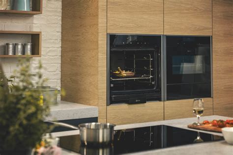 Küche mit Backofen und auf Backblech verteiltem Mehl