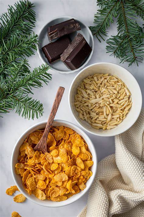 Küche mit Schokolade, Cornflakes und Streuseln zur Schoko-Crossies-Herstellung