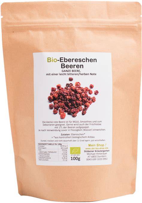 Küchenbild: Ebereschen-Beeren werden in Essigwasser eingelegt