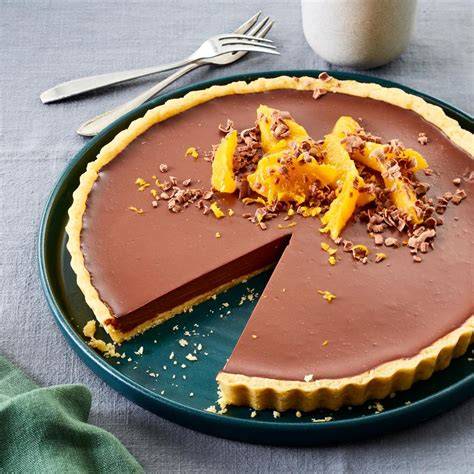 Küchengeräte und Zubereitungsschritte für vegane Tarte