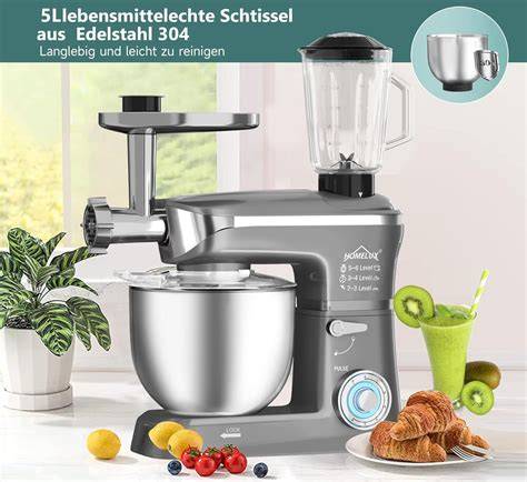 Küchenmaschine, Mixer und Kaffeemühle nebeneinander