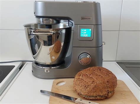 Küchenmaschine Kenwood Titanium Chef Baker XL im Einsatz mit Keksteig
