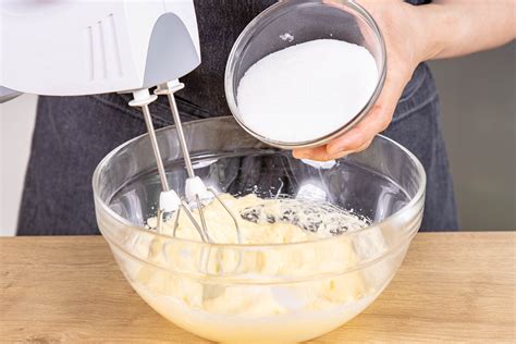 Küchenmaschine beim Cremigschlagen von Butter und Zucker für Rührteig