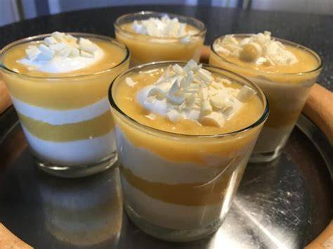 Küchenmaschine im Einsatz: weiße Schokolade, Quark und Fruchtsauce
