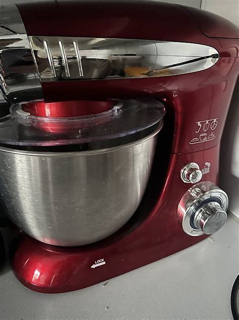 Küchenmaschine mit verschiedenen Aufsätzen