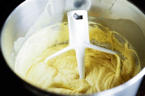 Küchenmaschinen-Schüssel mit Plätzchenteig und Rührelementen