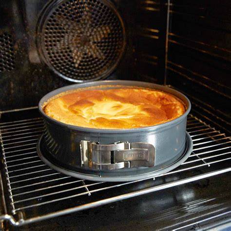 Küchenschritt: Kuchen im ausgeschalteten Ofen auskühlen lassen