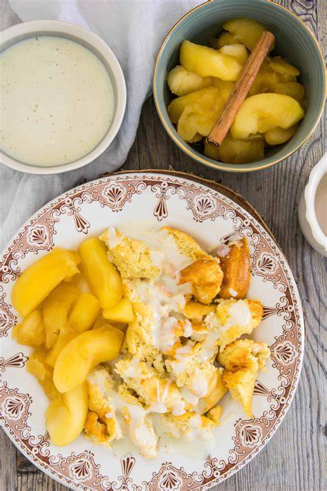 Küchenszene: Vanillesauce wird angerührt, daneben Apfelkompott