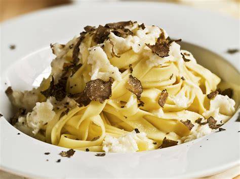 Küchenszene: Zubereitung von Pasta mit Trüffel