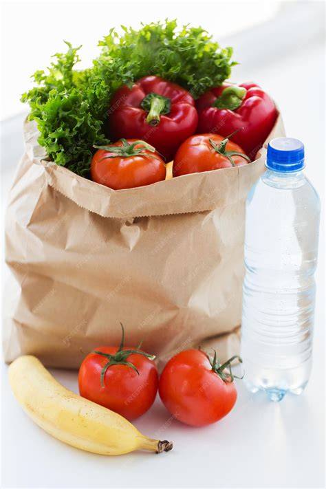 Küchentisch mit Marmeladengläsern, frischem Obst und Equipment