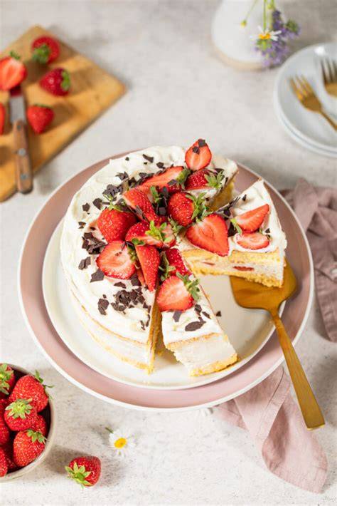 Kühler Vorratsraum mit abgedeckter Torte auf Tortenplatte