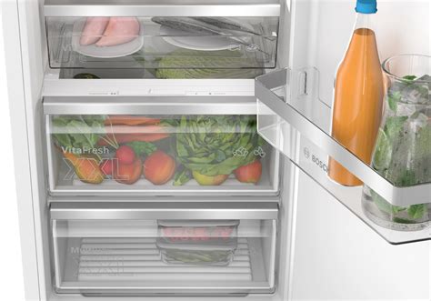 Kühlschrank mit Gefrierfach und gefülltem Gefäß zum Einfrieren von Eis