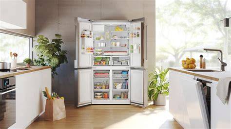 Kühlschrank mit einem frisch gebackenen Puddingcreme-Blechkuchen