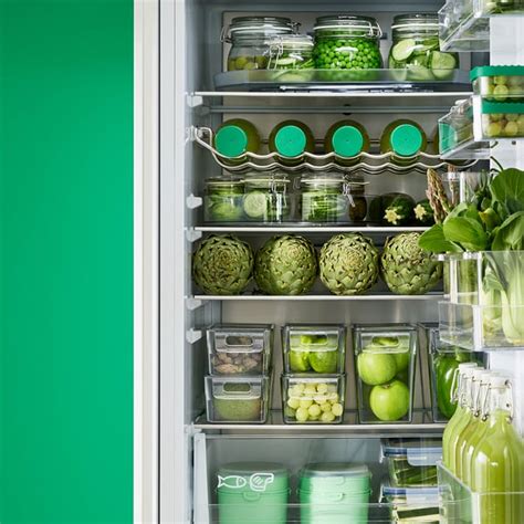 Kühlschrank mit verschiedenen Salatdressings in Gläsern