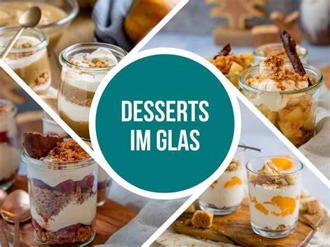 Kühlschrank mit vorbereiteten Desserts im Glas