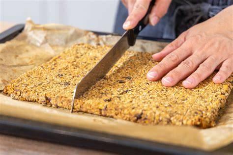 Kühlschrank-Müsliriegel ohne Backen: Schichten, Drücken, Schneiden