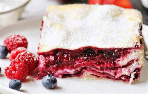Kühlschrankkühle süße Lasagne mit Beeren und weißer Schokolade