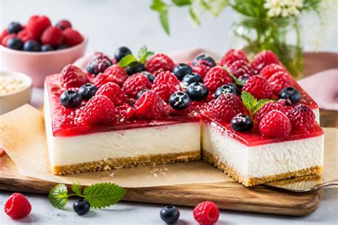 Kühlschrankkuchen auf einem Blech, mit Beeren dekoriert