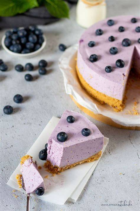 Kühlschrankkuchen mit Heidelbeeren, Butterkeksboden und Frischkäsefüllung (Infografik)