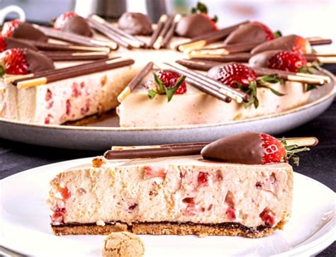 Kühlschranktorte: Erdbeer-Quark mit Randdeko aus halbierten Erdbeeren