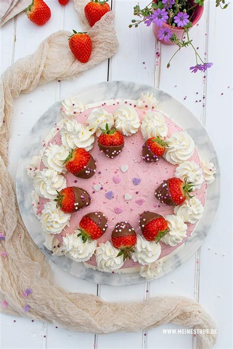 Kühlschranktorte mit Cornflakesboden und fruchtiger Erdbeercreme