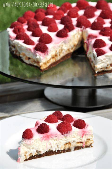 Kühlschranktorte mit Himbeeren angeschnitten