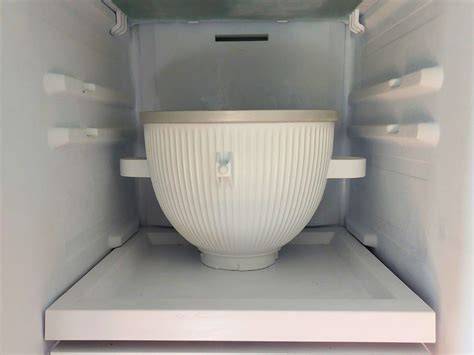 Kühlvorgang: Sahne und Schüssel im Kühlschrank