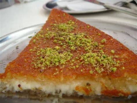 Künefe frisch aus dem Ofen, mit Sirup und Pistazien